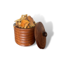 Mangue séchée en tranches provenant de Madagascar, dans un pot en bois